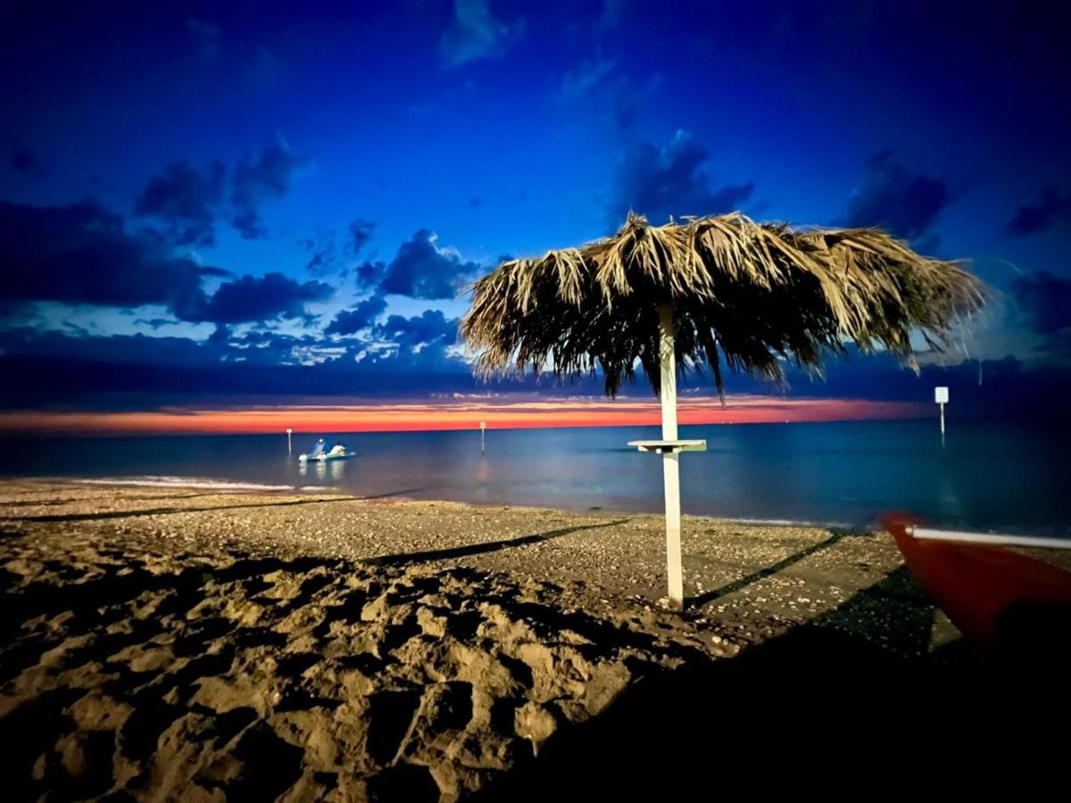 Bella Alba Apartment On The Beach Alba Adriatica Eksteriør bilde